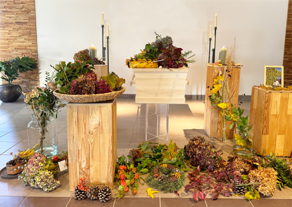Kist bekleed met herfsttakken en bladeren